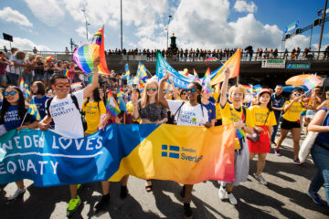 Pride Photo: Melker Dahlstrand/imagebank.sweden.se Grupp av människor med regnbågsfärgade banderoller deltar i parad.