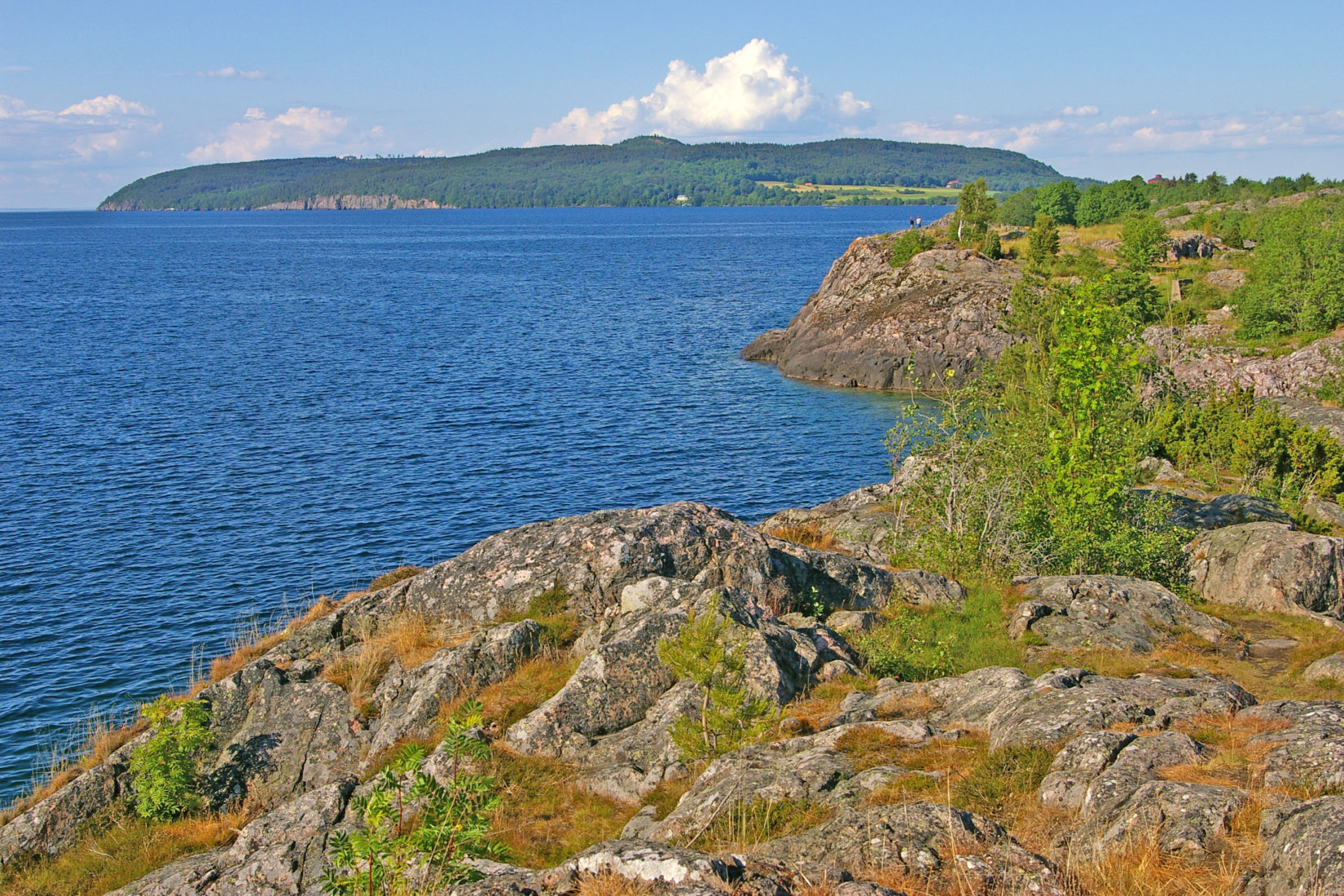 En sjö omgiven av klippor