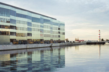 Malmö University Foto: Kentaroo Tryman/Folio/imagebank.sweden.se Hus vid vatten