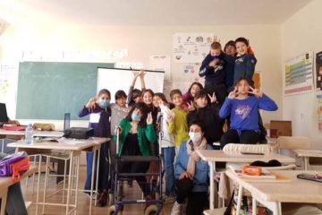 Mariam Kovziridze håller en föreläsning för barn i skola N 21, klass 4 i Tblisi, Georgien. Fotograf: Elene Buadze.  Bilden visar föreläsaren och alla elever glada tillsammans i ett gruppfoto.