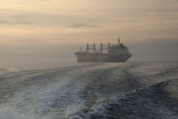 Fartyg på havet i skymningen