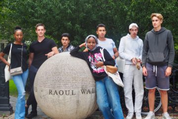 DE sju vinnarna av 2020 års Ungt kurage-pris står uppställda vid Raoul Wallenberg-stenen i Stockholm