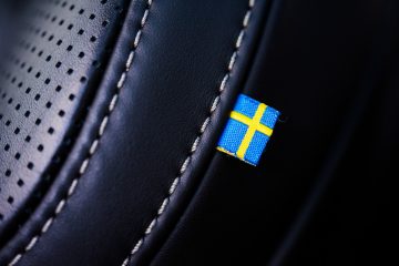 Ett säte med en svensk flagg.