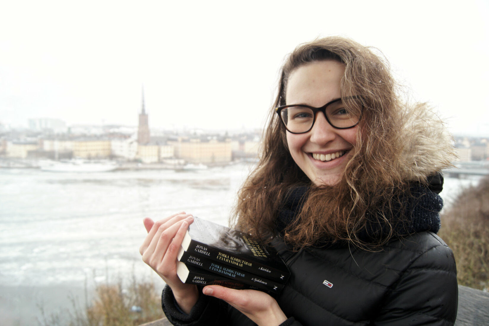 Porträtt av Greta Barkauskytė från Monteliusvägen med en vy av Stockholm i bakgrunden.