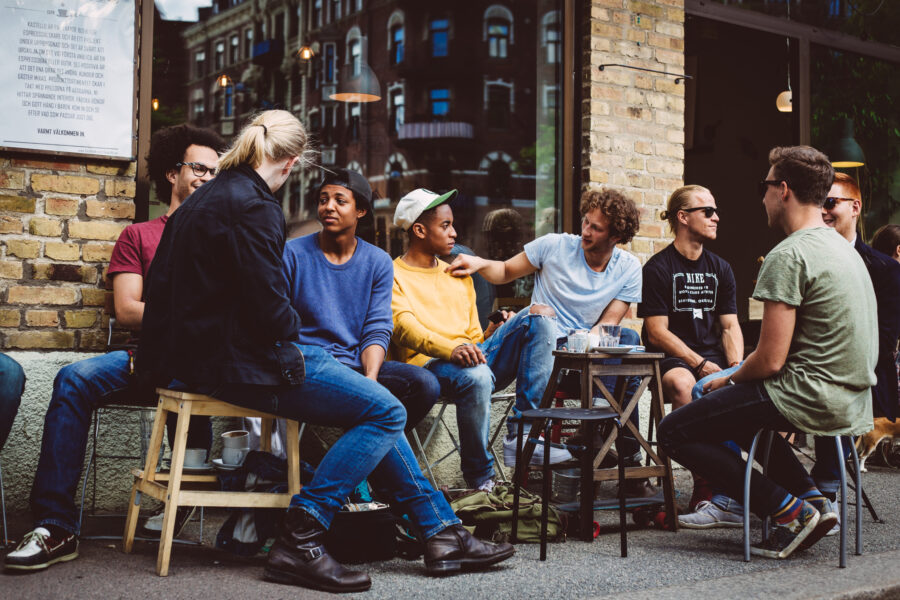 faramarz_gosheh-fika-5292 People sitting outside talking