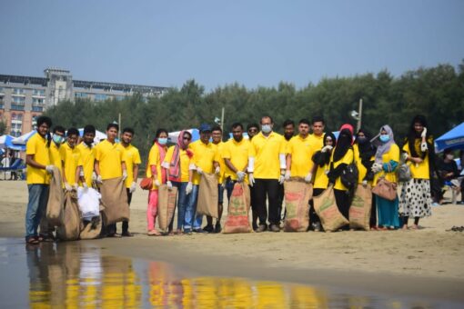 Bangladeshi alumni plogging on the beach