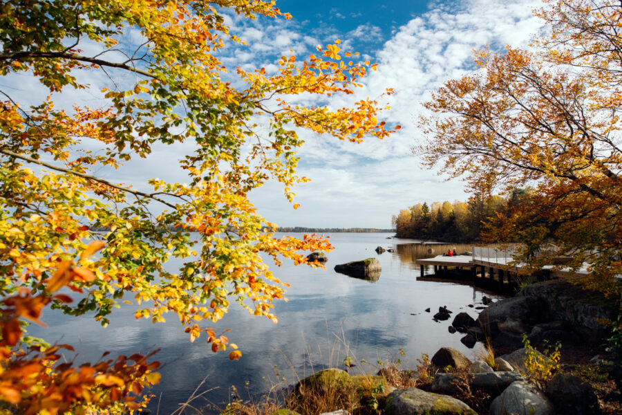 alexander_hall-autumn_hike_by_a_lake-6206