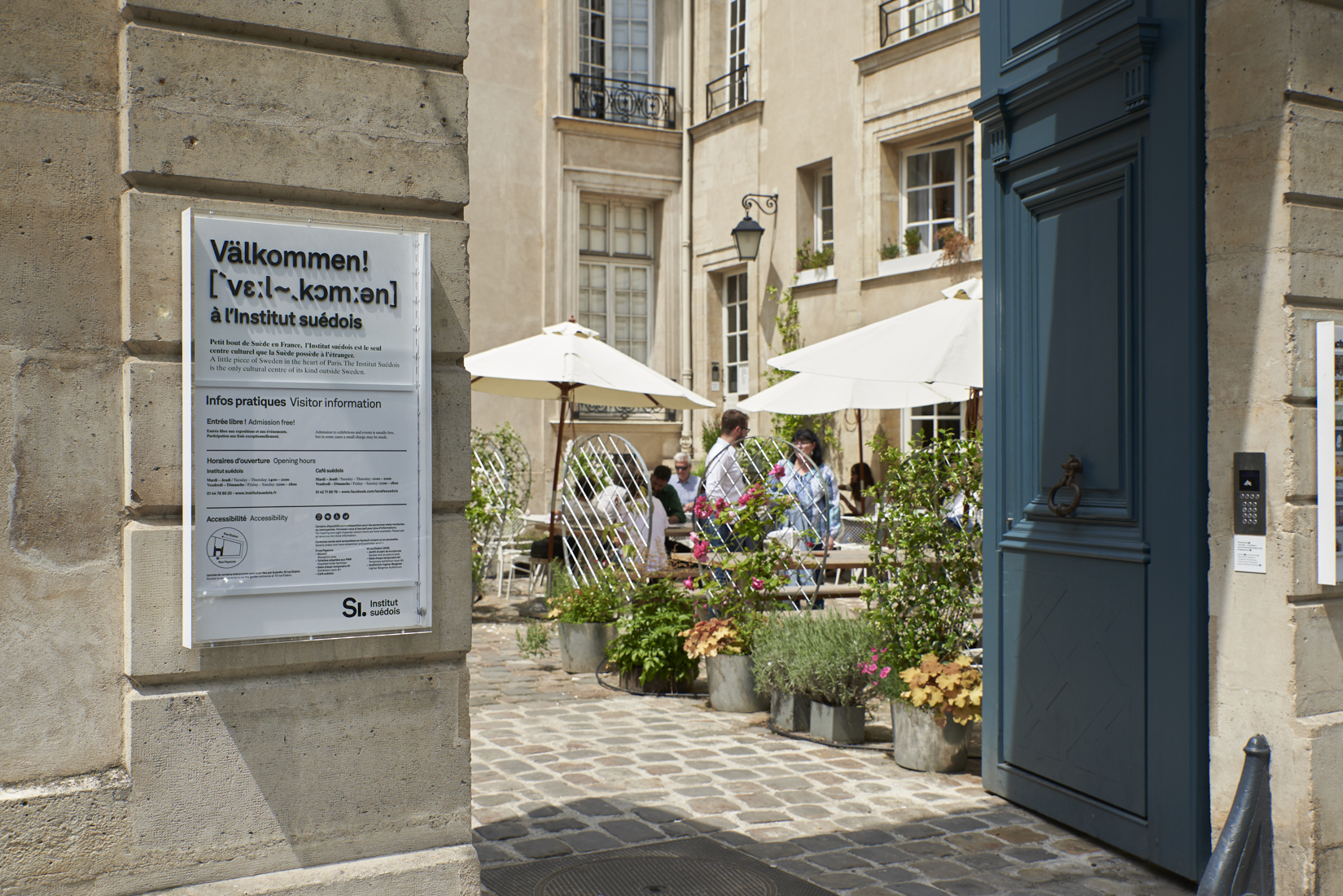 Bild på ingången till Svenska institutet Paris, där man skymtar Café Fika.