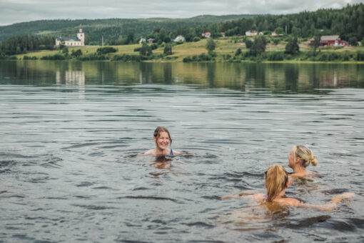 Tre personer som badar.