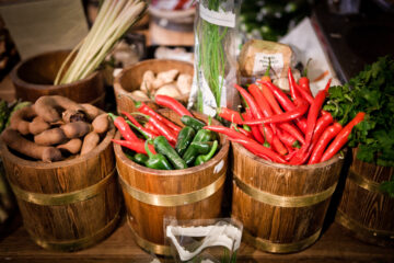 Bild på lokalt odlade produkter såsom chili.
