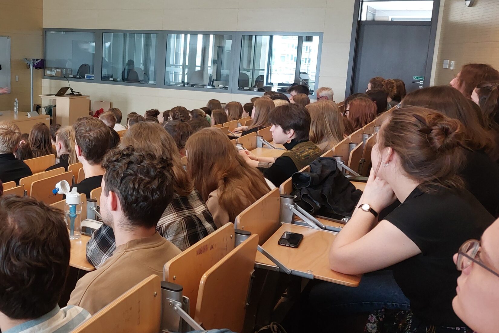 Studenter sitter i en föreläsningssal och lyssnar på ett föredrag