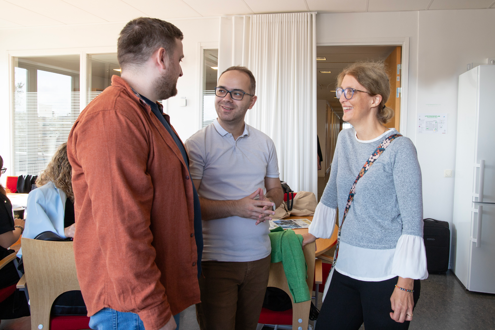 Sara Svensson pratar med två deltagare från SAYP modulen.