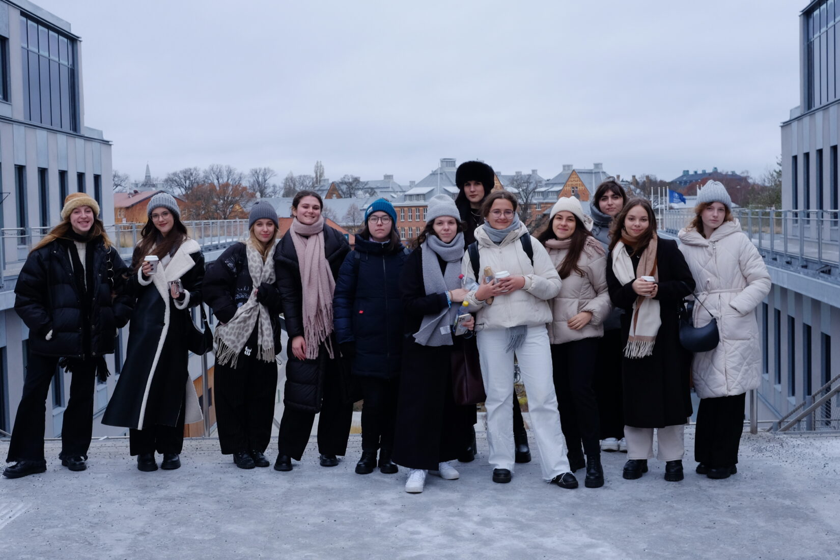 Svensksttudenter från Lviv ställer upp sig för fotografering utomhus i varma vinterkläder.