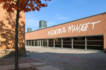 Bild på Moderna >Museet utifrån. Byggnaden och himmel.