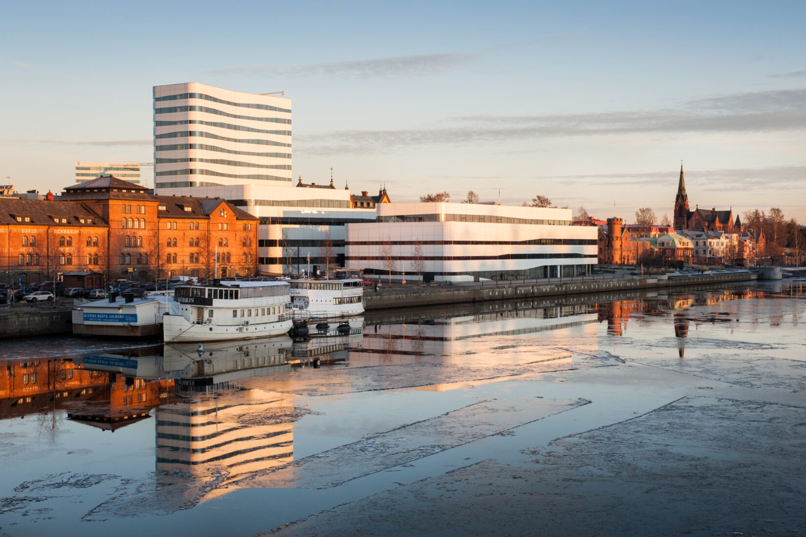 Vy över Umeås kulturella centrum från vattnet