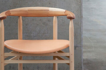 Bilden visar en del av en stol i trä tillverkad av finska Nikari