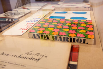 Böcker ligger uppslagna på ett bord