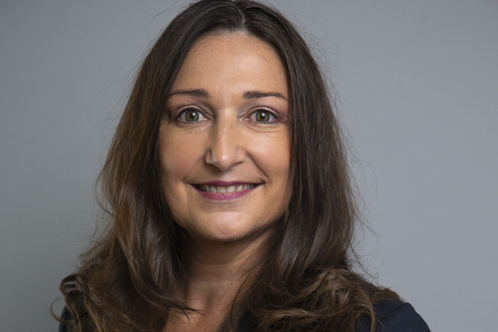 Bilden visar ett foto på Diana Madunic, Sveriges ambassadör i Ungern