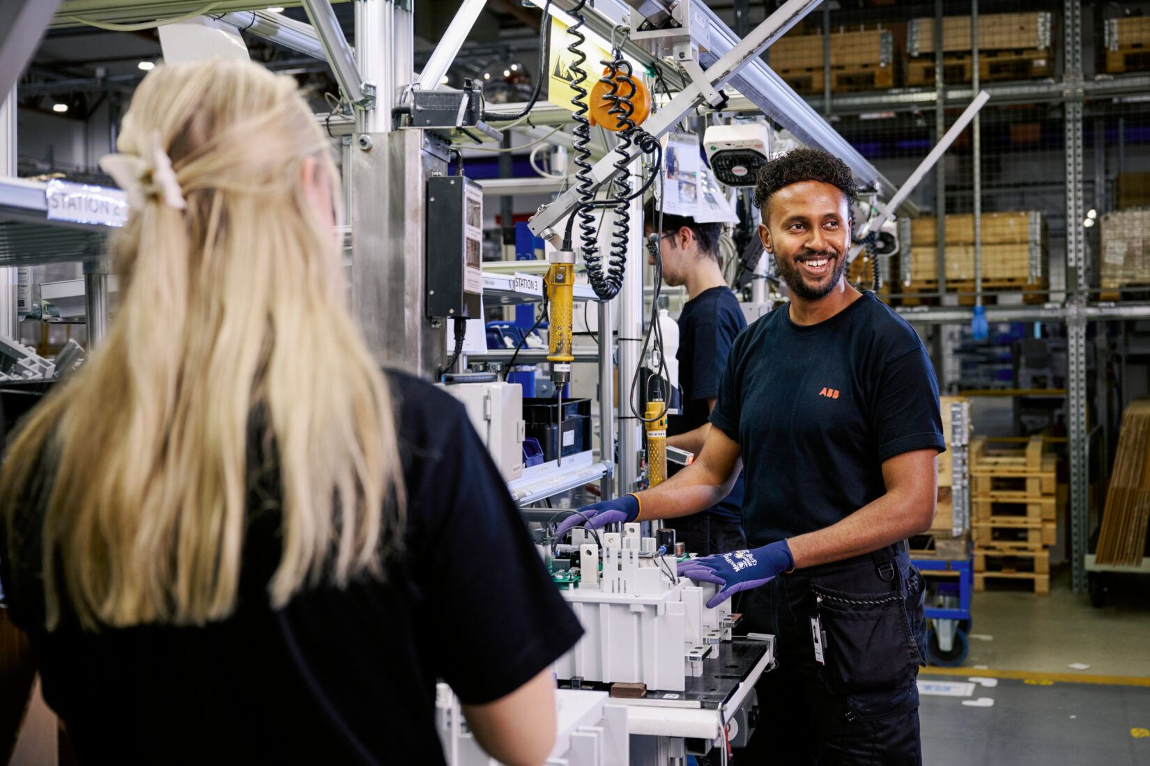 Kvinna och man som arbetar på en industrianläggning