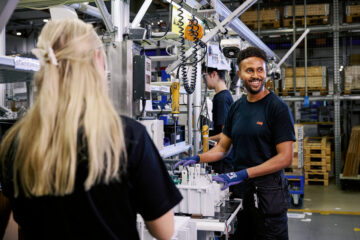 Kvinna och man som arbetar på en industrianläggning