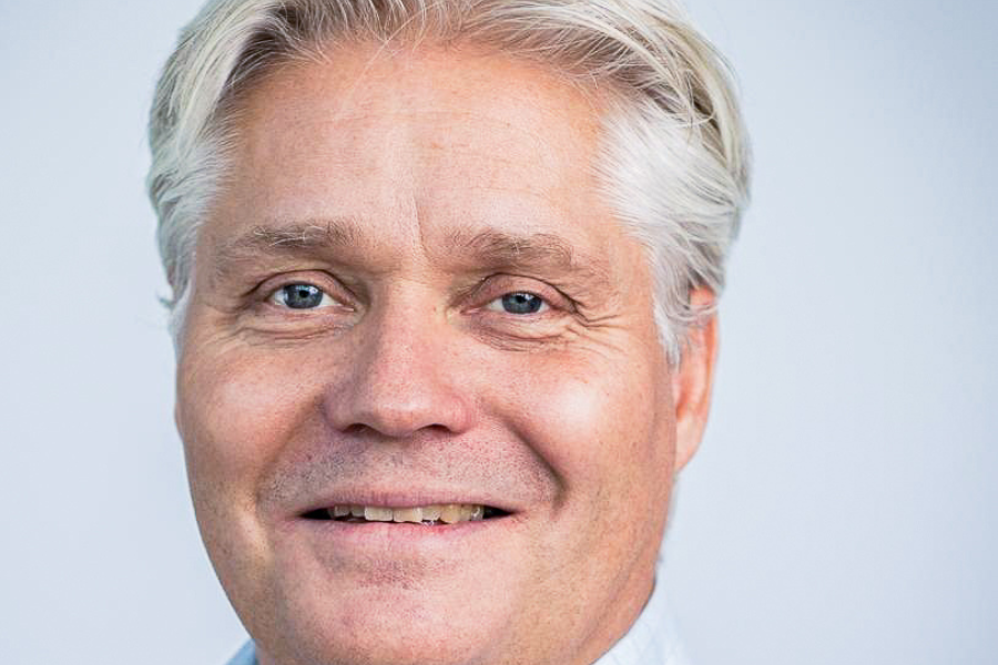 Man som ler mot kameran