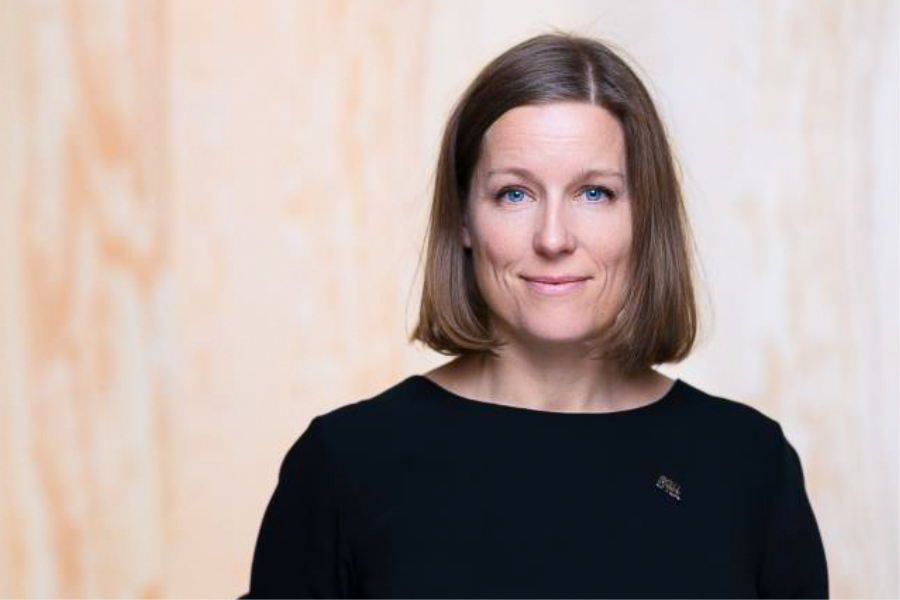 Kvinna i axellångt hår och svart tröja