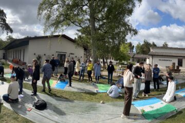 Unga på en gård som målar bilder av Östersjön.