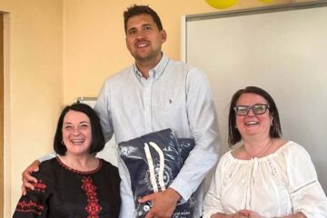 Tre personer som är arrangörer till utbildningsprogrammet poserar tillsammans.