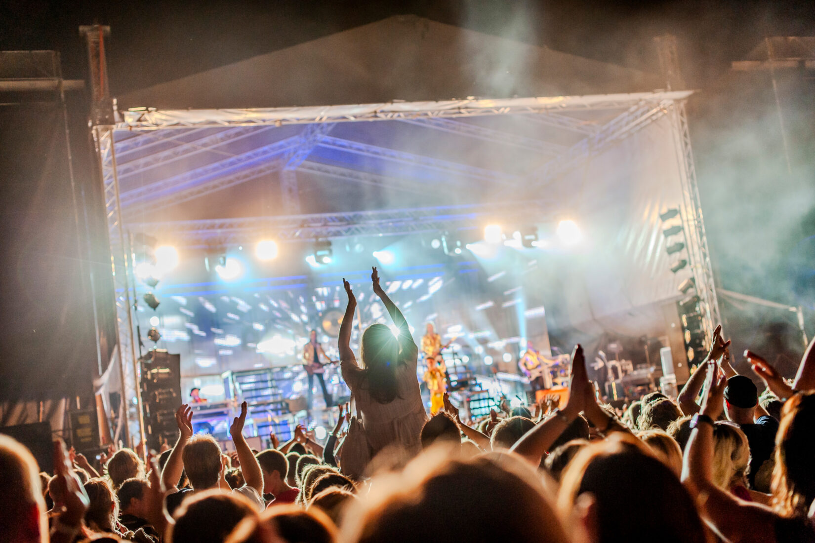 Svenska institutets uppdrag är att stärka, skydda och bevaka uppfattningen om Sverige utomlands. Bilden visar en scen med ett popband och ett publikhav i förgrunden.