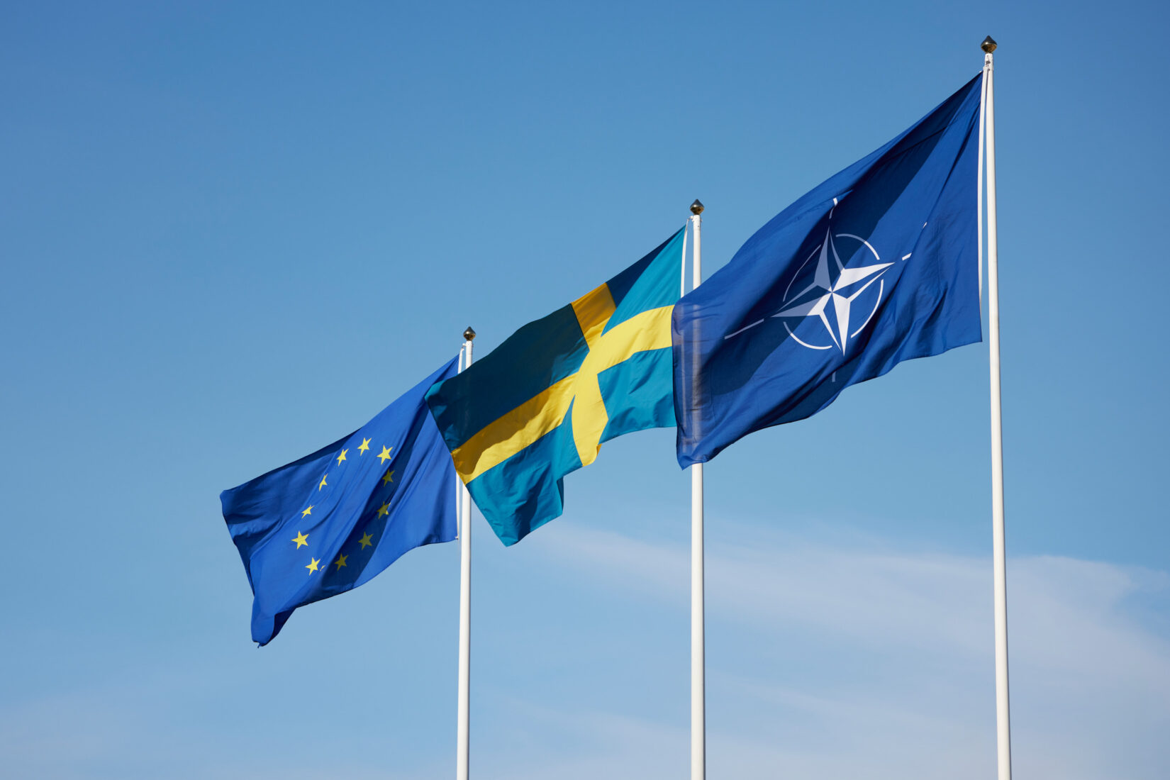 SVenska institutet har bett Nick Cull vid University of Southern California (USC) kommentera Sveriges internationella rykte. Bilden visar en EU-flagga, en svensk flagga och Natos flagga.