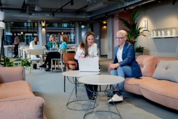 Att jobba hos oss på Svenska institutet kan öppna för en arbetsplats präglad av gemenskap och samarbete. Bilden visar kollegor runt ett bord.