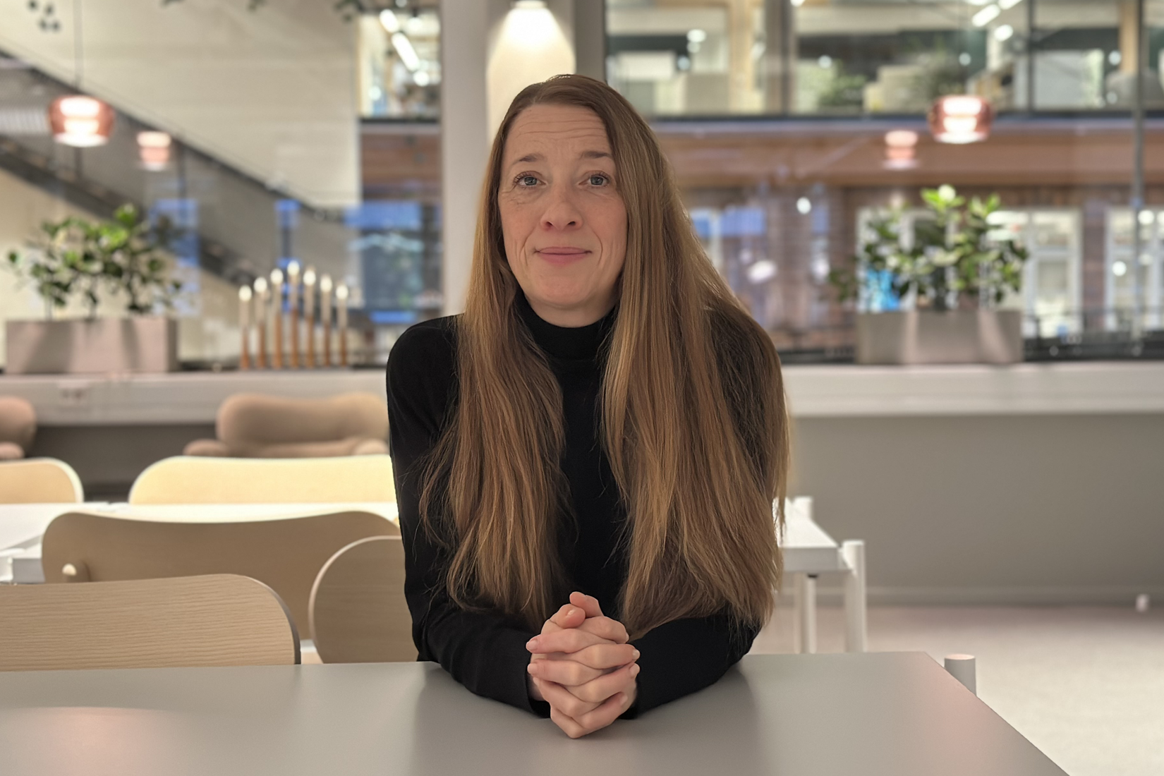 Ann Milton, enhetschef för projektstöd vid Svenska institutet, sitter vid ett bord i myndighetens lokaler.