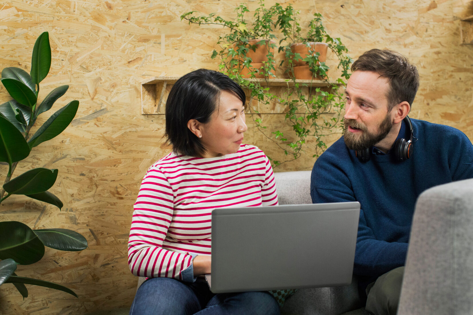 Två kollegor samtalar